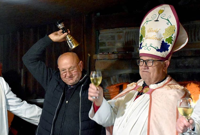 VINSKI KARDINAL VLADO BAUER ZAVRŠIO MARTINJSKI POHOD - Rekordni 16. obred krštenja vina u Matinom vinogradu