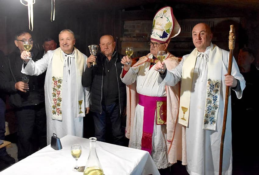 VINSKI KARDINAL VLADO BAUER ZAVRŠIO MARTINJSKI POHOD - Rekordni 16. obred krštenja vina u Matinom vinogradu