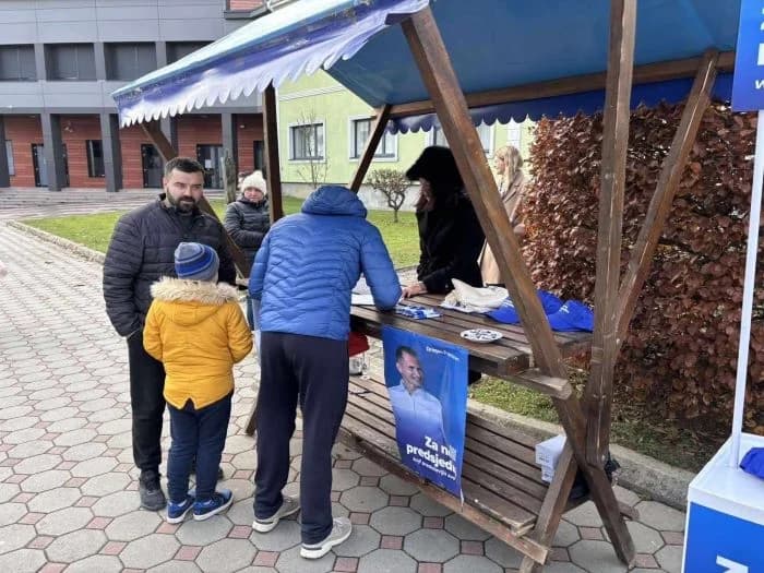 ISPRED PLETERNIČKE GRADSKE KUĆE Prikupljanje potpisa za predsjedničkog kandidata Dragana Primorca