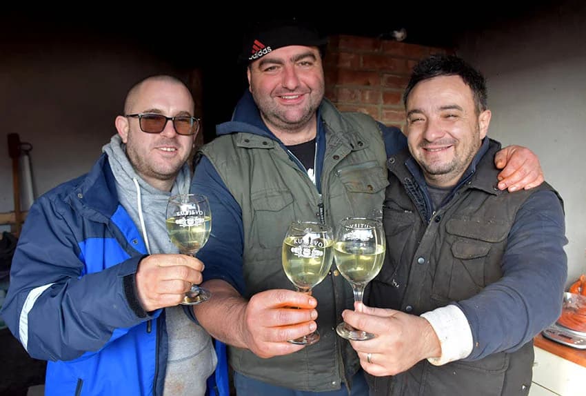 SLAVONSKA TRADICIJA OČUVANA U OBITELJI MARINCL IZ VETOVA: Jedno kolinje za tri obitelji