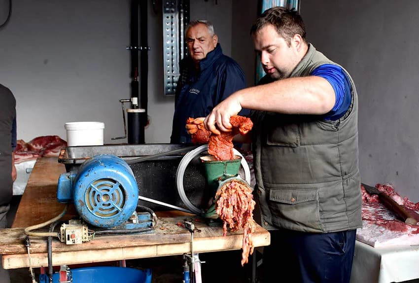 SLAVONSKA TRADICIJA OČUVANA U OBITELJI MARINCL IZ VETOVA: Jedno kolinje za tri obitelji