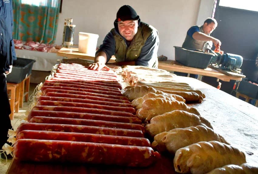 SLAVONSKA TRADICIJA OČUVANA U OBITELJI MARINCL IZ VETOVA: Jedno kolinje za tri obitelji