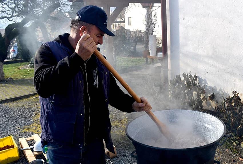 SLAVONSKA TRADICIJA OČUVANA U OBITELJI MARINCL IZ VETOVA: Jedno kolinje za tri obitelji