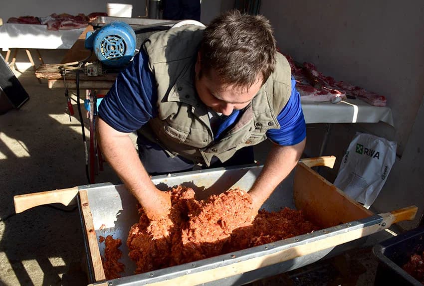 SLAVONSKA TRADICIJA OČUVANA U OBITELJI MARINCL IZ VETOVA: Jedno kolinje za tri obitelji