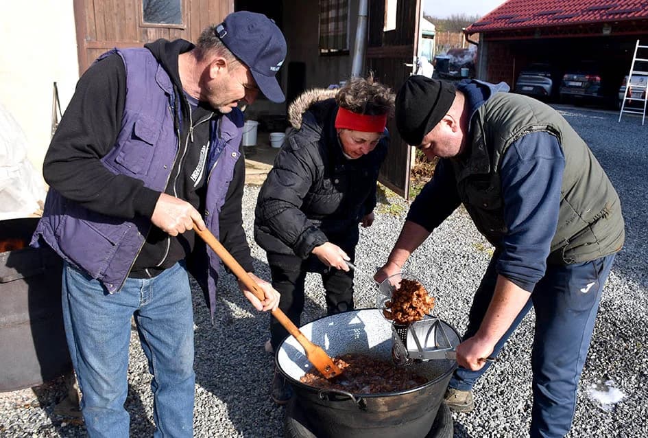 SLAVONSKA TRADICIJA OČUVANA U OBITELJI MARINCL IZ VETOVA: Jedno kolinje za tri obitelji