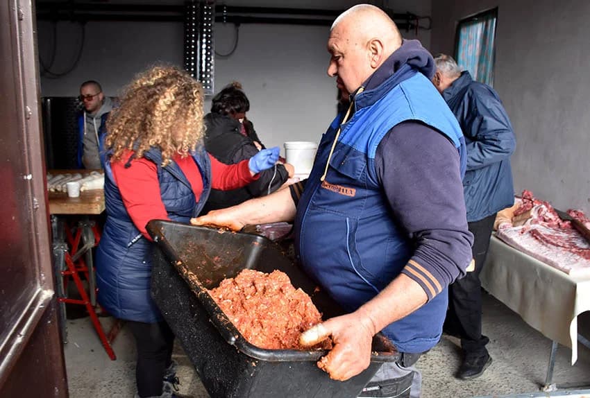 SLAVONSKA TRADICIJA OČUVANA U OBITELJI MARINCL IZ VETOVA: Jedno kolinje za tri obitelji
