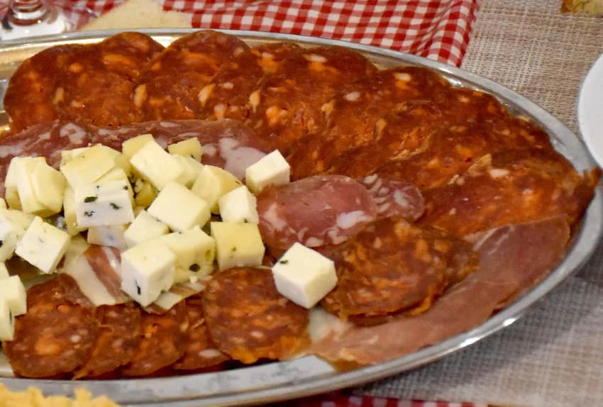 SLAVONSKA TRADICIJA OČUVANA U OBITELJI MARINCL IZ VETOVA: Jedno kolinje za tri obitelji