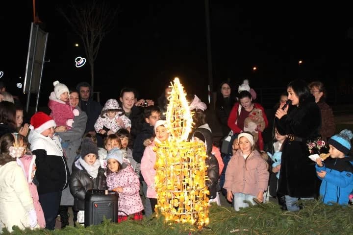 POČETAK ADVENTA U PLETERNICI: Na Trgu bećarca zapaljena prva adventska svijeća