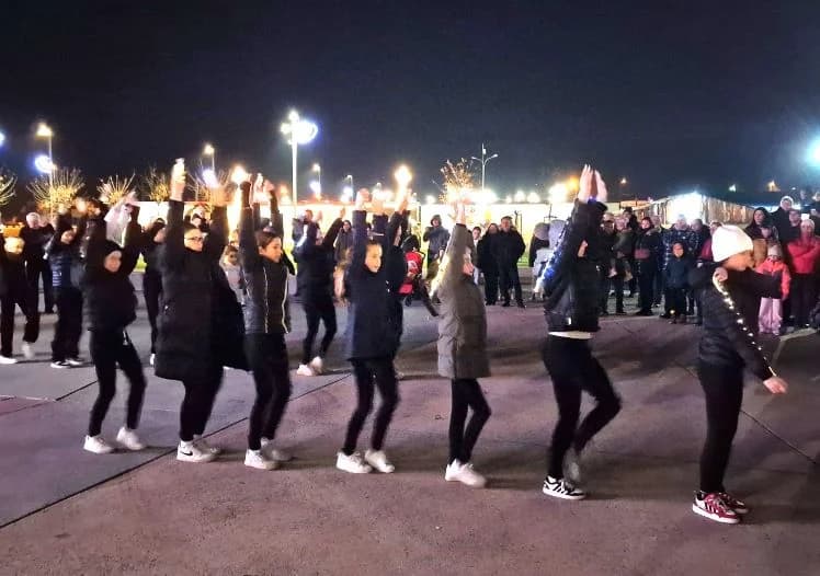 POČETAK ADVENTA U PLETERNICI: Na Trgu bećarca zapaljena prva adventska svijeća