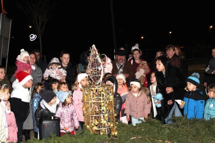 POČETAK ADVENTA U PLETERNICI: Na Trgu bećarca zapaljena prva adventska svijeća