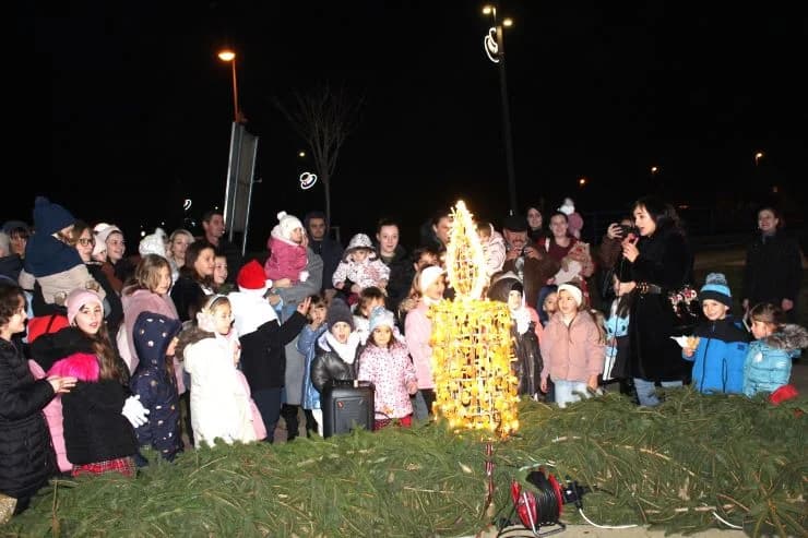 POČETAK ADVENTA U PLETERNICI: Na Trgu bećarca zapaljena prva adventska svijeća