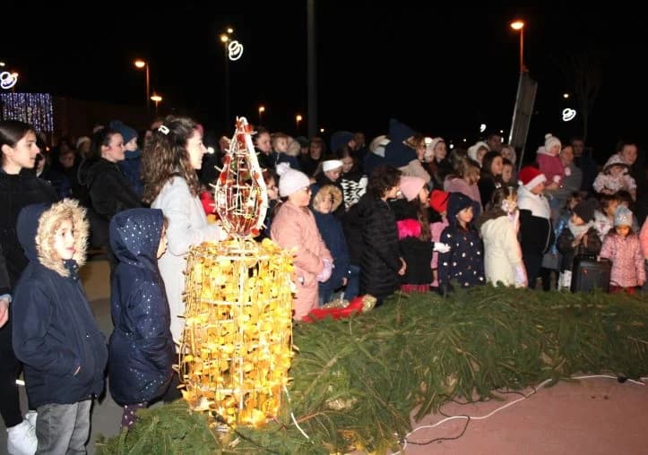 POČETAK ADVENTA U PLETERNICI: Na Trgu bećarca zapaljena prva adventska svijeća