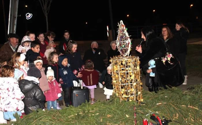 POČETAK ADVENTA U PLETERNICI: Na Trgu bećarca zapaljena prva adventska svijeća