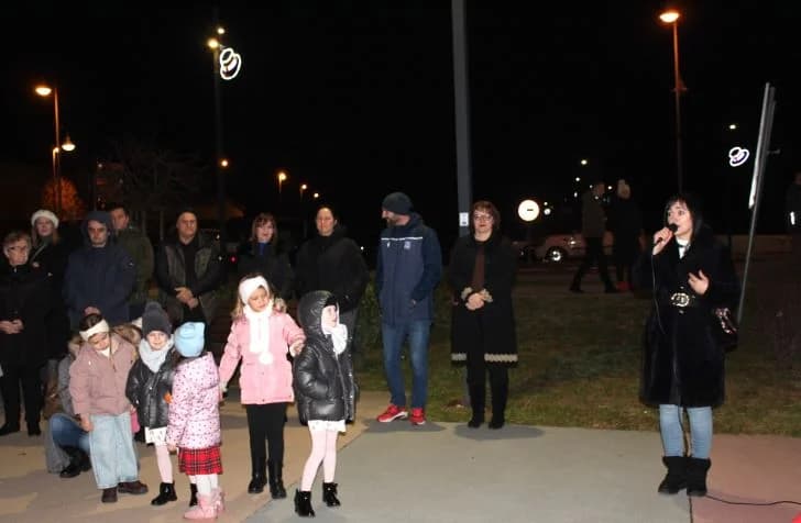 POČETAK ADVENTA U PLETERNICI: Na Trgu bećarca zapaljena prva adventska svijeća