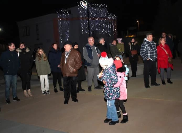 POČETAK ADVENTA U PLETERNICI: Na Trgu bećarca zapaljena prva adventska svijeća