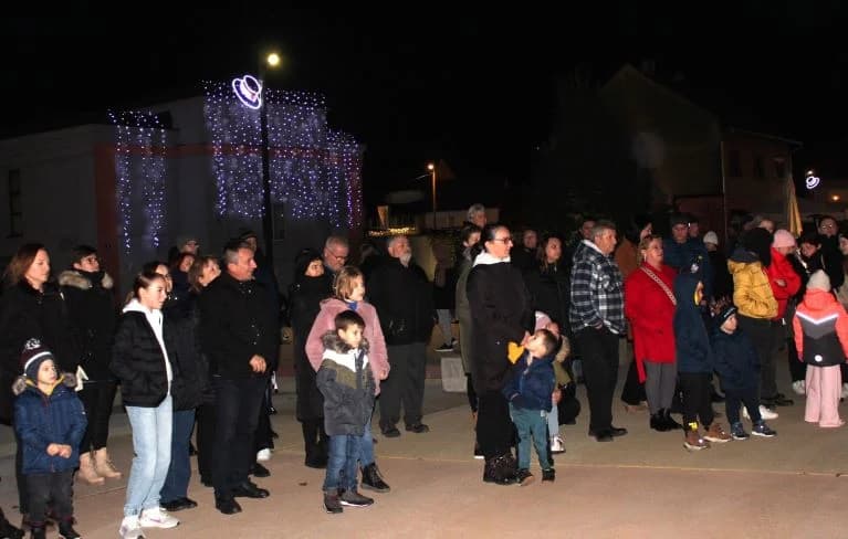POČETAK ADVENTA U PLETERNICI: Na Trgu bećarca zapaljena prva adventska svijeća