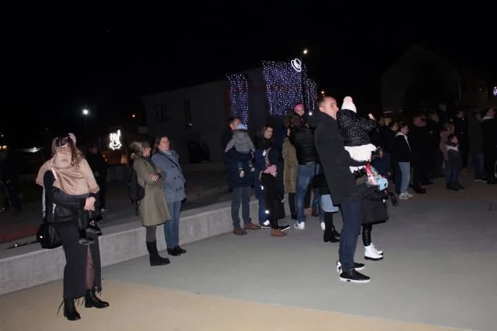 POČETAK ADVENTA U PLETERNICI: Na Trgu bećarca zapaljena prva adventska svijeća