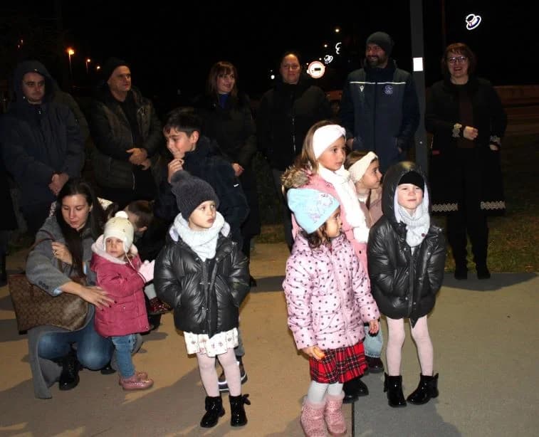 POČETAK ADVENTA U PLETERNICI: Na Trgu bećarca zapaljena prva adventska svijeća
