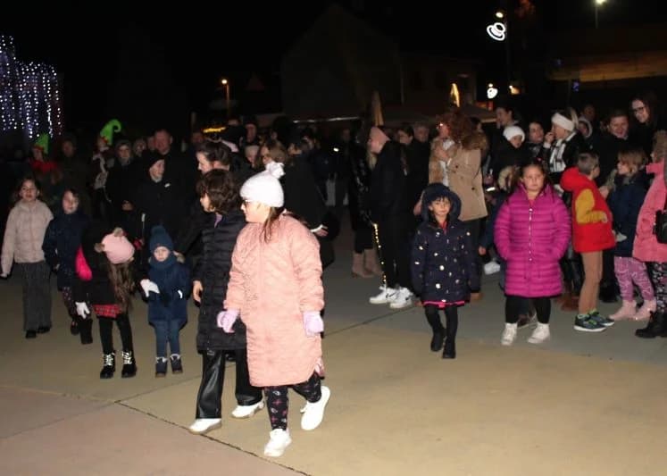 POČETAK ADVENTA U PLETERNICI: Na Trgu bećarca zapaljena prva adventska svijeća