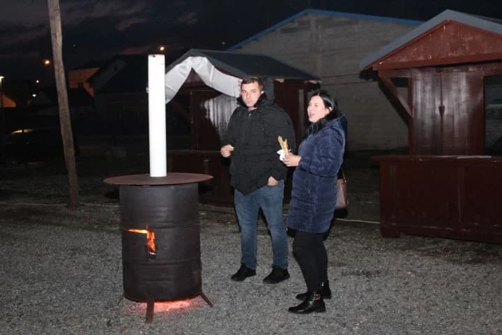 POČETAK ADVENTA U PLETERNICI: Na Trgu bećarca zapaljena prva adventska svijeća