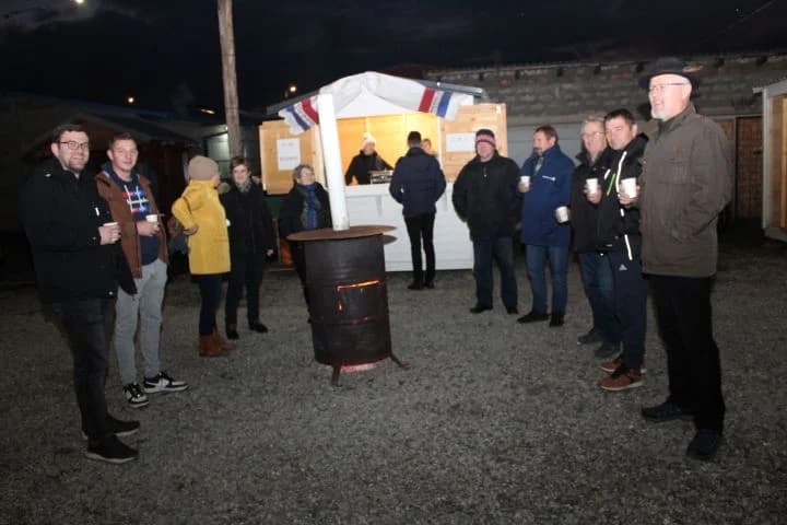 POČETAK ADVENTA U PLETERNICI: Na Trgu bećarca zapaljena prva adventska svijeća