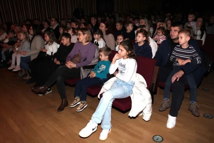ADVENT U PLETERNICI: Održana dječja božićna predstava „Priča o igračkama“.