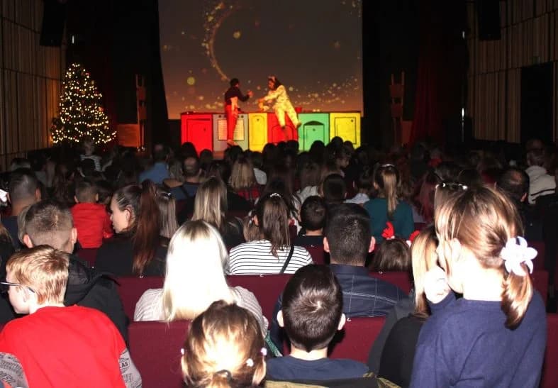 ADVENT U PLETERNICI: Održana dječja božićna predstava „Priča o igračkama“.