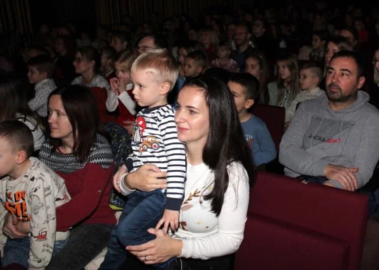 ADVENT U PLETERNICI: Održana dječja božićna predstava „Priča o igračkama“.