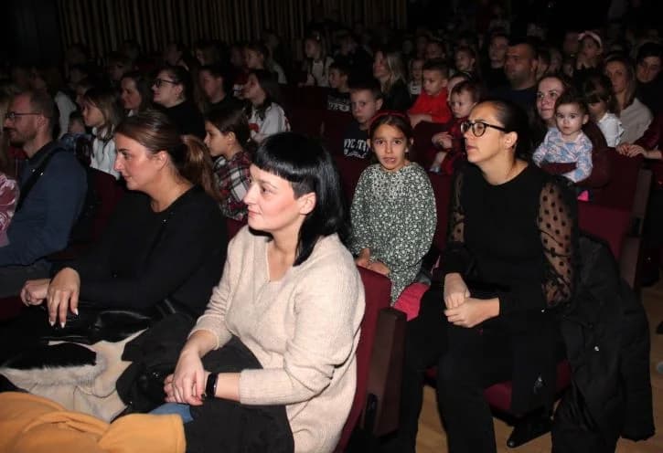 ADVENT U PLETERNICI: Održana dječja božićna predstava „Priča o igračkama“.