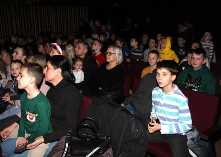 ADVENT U PLETERNICI: Održana dječja božićna predstava „Priča o igračkama“.