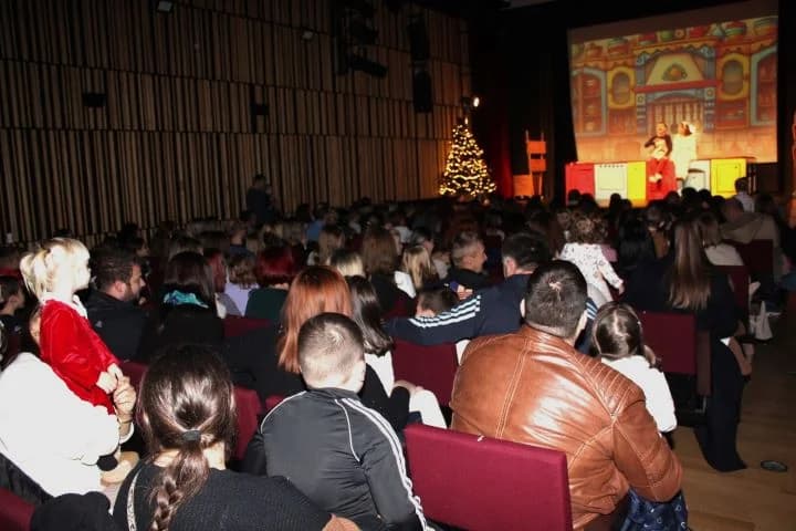 ADVENT U PLETERNICI: Održana dječja božićna predstava „Priča o igračkama“.
