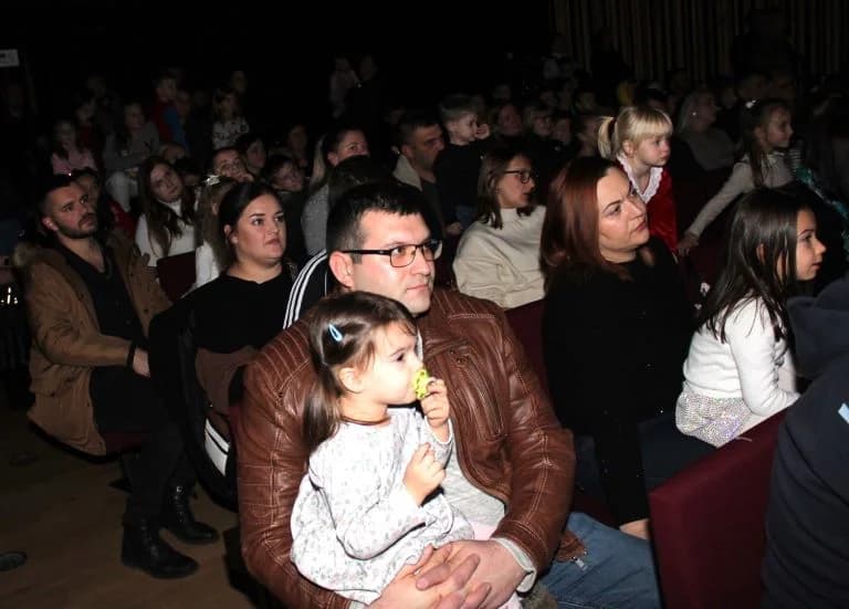 ADVENT U PLETERNICI: Održana dječja božićna predstava „Priča o igračkama“.