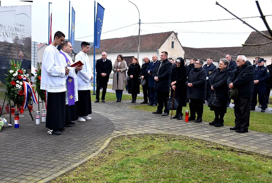 Položeni vijenci u čast branitelja, te služena misa uz Dan jakšićke općine