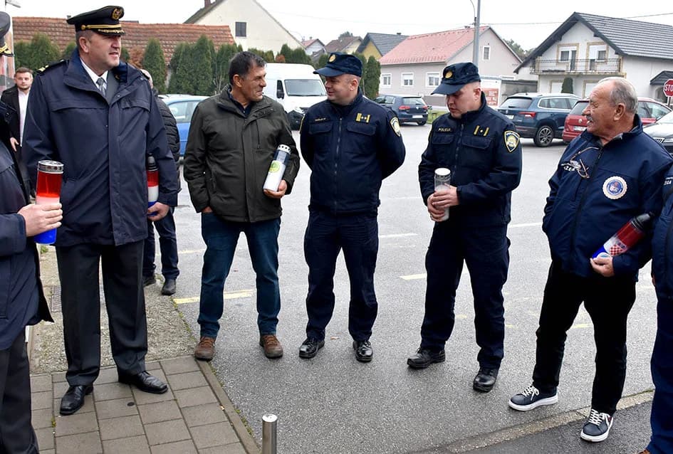 Položeni vijenci u čast branitelja, te služena misa uz Dan jakšićke općine