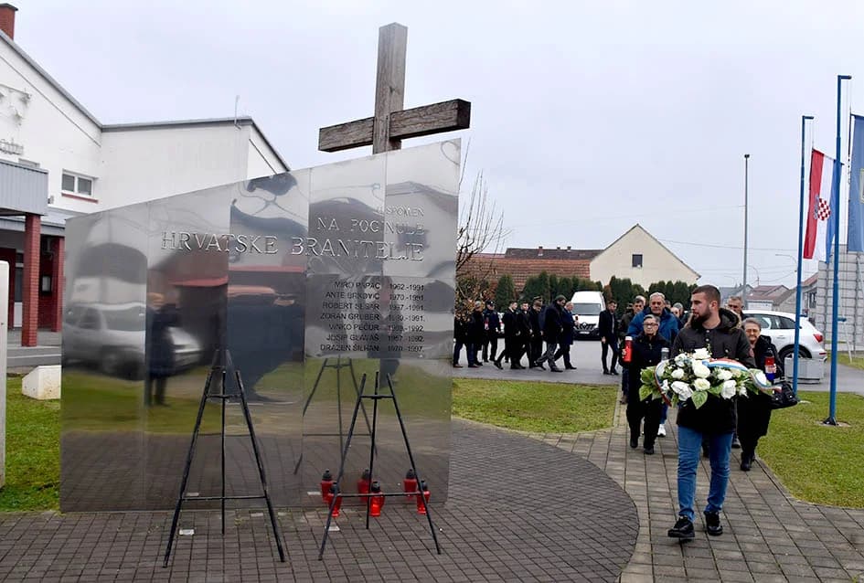 Položeni vijenci u čast branitelja, te služena misa uz Dan jakšićke općine