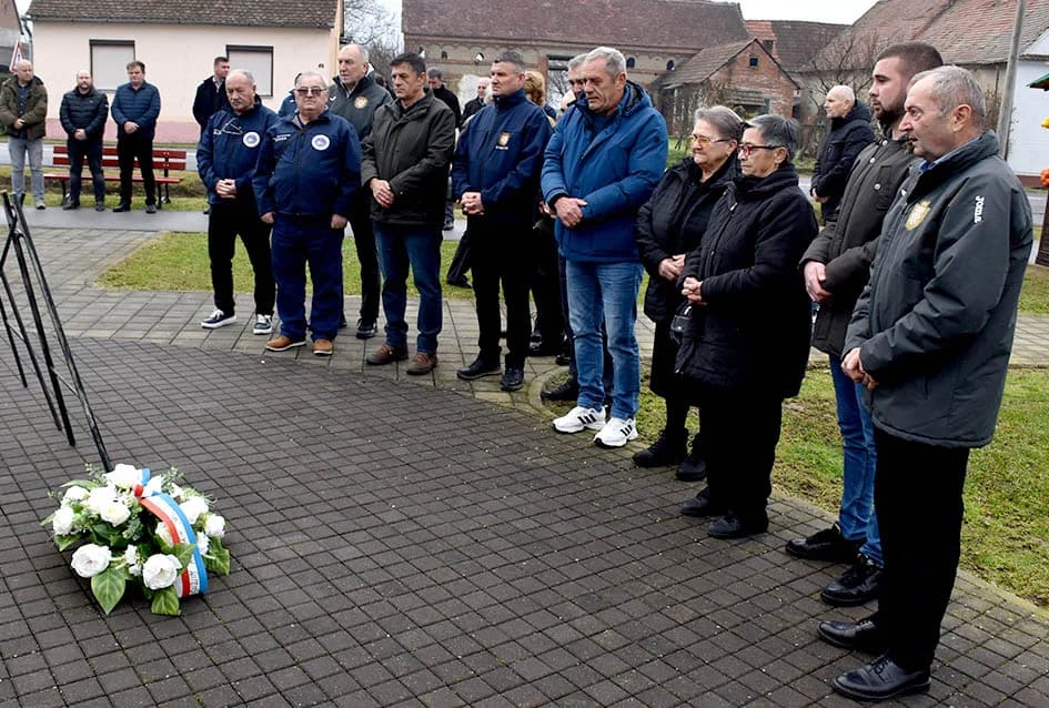 Položeni vijenci u čast branitelja, te služena misa uz Dan jakšićke općine