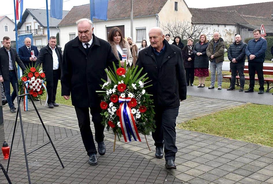 Položeni vijenci u čast branitelja, te služena misa uz Dan jakšićke općine