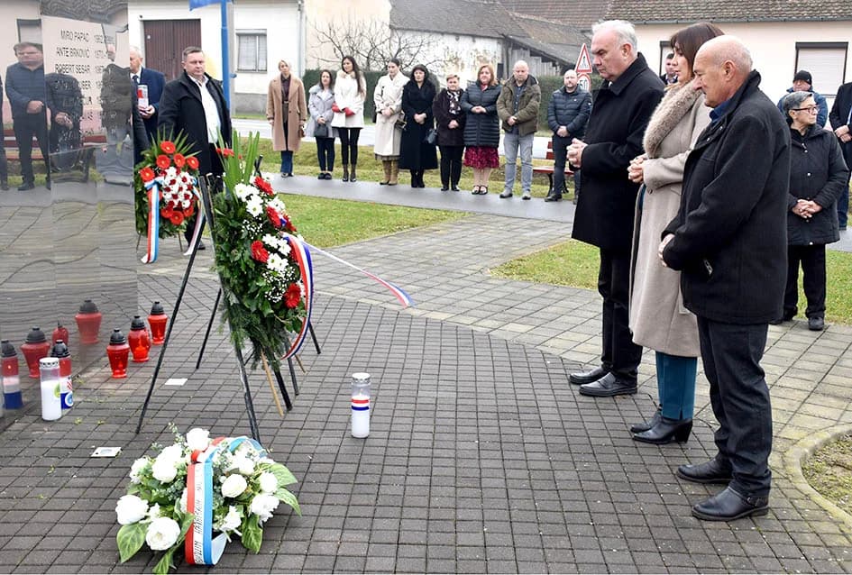 Položeni vijenci u čast branitelja, te služena misa uz Dan jakšićke općine