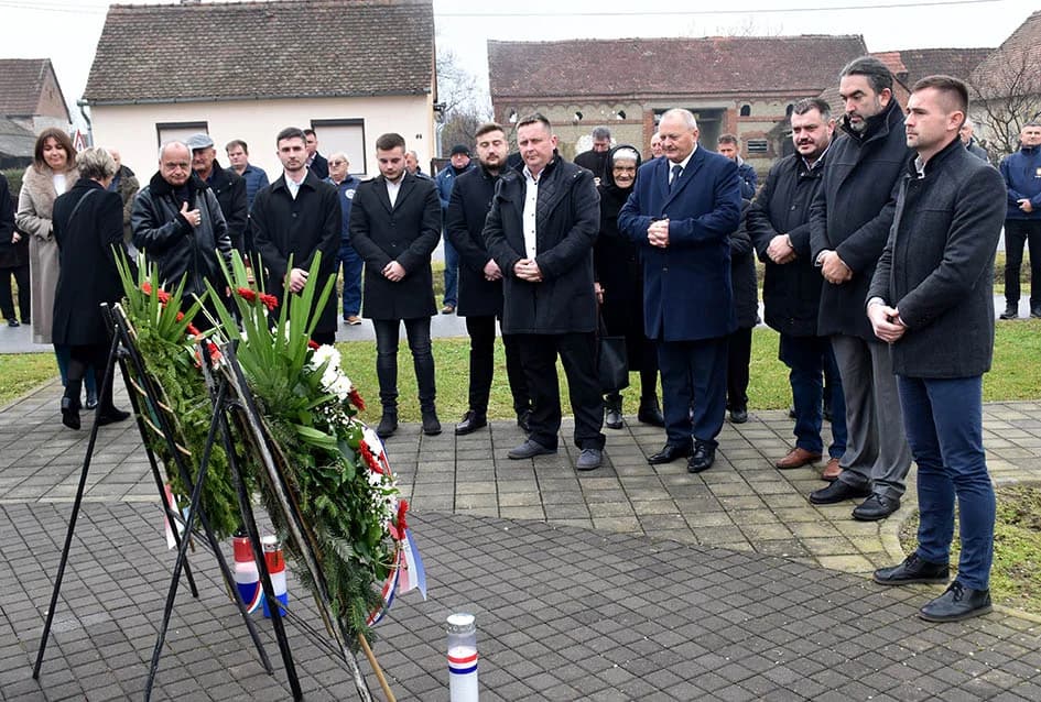 Položeni vijenci u čast branitelja, te služena misa uz Dan jakšićke općine