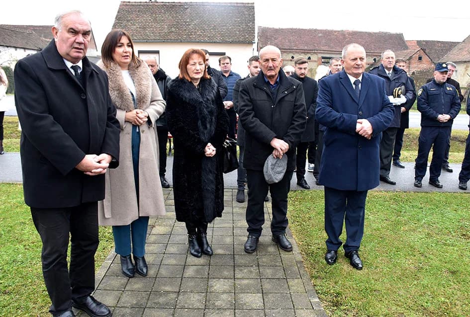 Položeni vijenci u čast branitelja, te služena misa uz Dan jakšićke općine