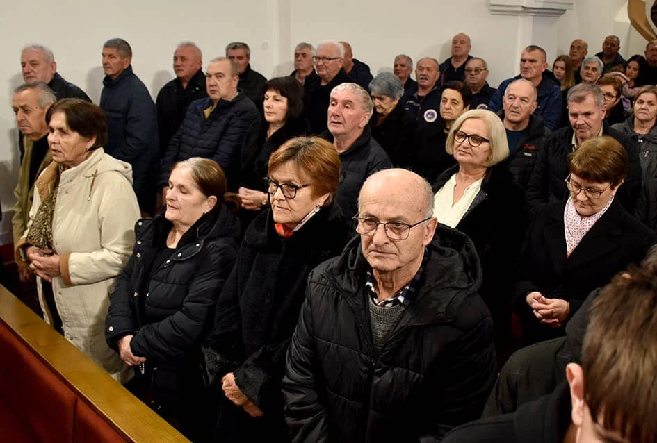 Položeni vijenci u čast branitelja, te služena misa uz Dan jakšićke općine