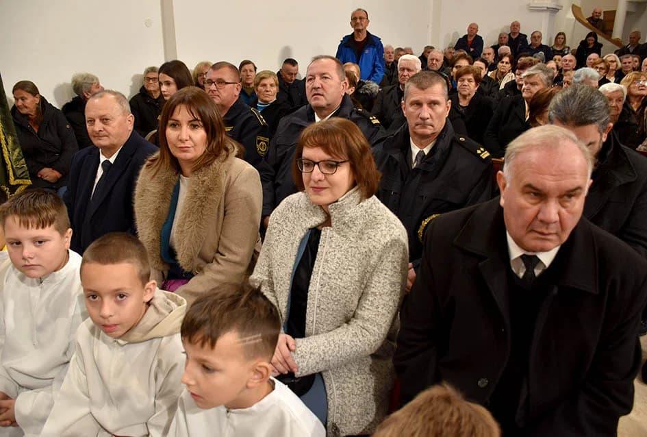 Položeni vijenci u čast branitelja, te služena misa uz Dan jakšićke općine