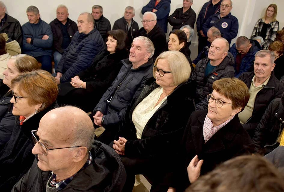 Položeni vijenci u čast branitelja, te služena misa uz Dan jakšićke općine
