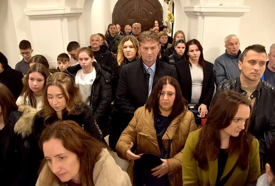 Položeni vijenci u čast branitelja, te služena misa uz Dan jakšićke općine
