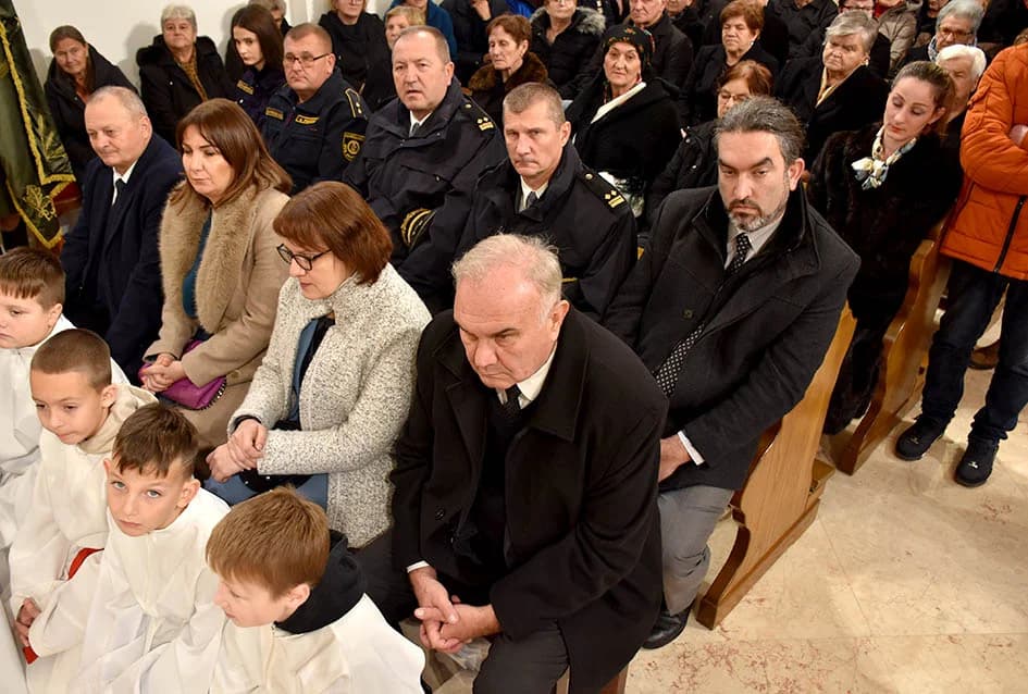 Položeni vijenci u čast branitelja, te služena misa uz Dan jakšićke općine