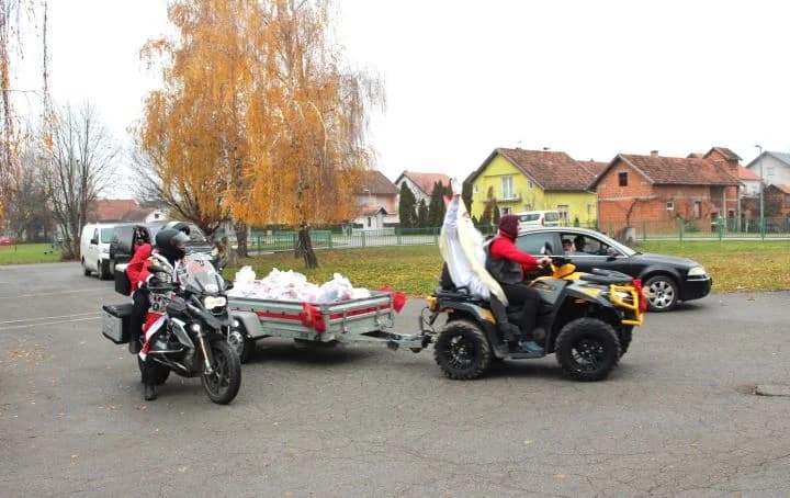 PLETERNIČKI MOTO KLUB „BULLS“: Školskoj djeci i predškolcima podijelili prigodne darove