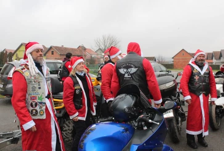 PLETERNIČKI MOTO KLUB „BULLS“: Školskoj djeci i predškolcima podijelili prigodne darove