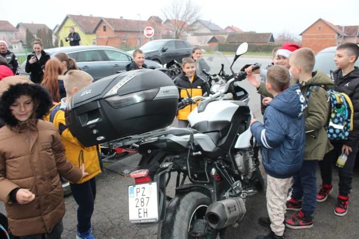 PLETERNIČKI MOTO KLUB „BULLS“: Školskoj djeci i predškolcima podijelili prigodne darove