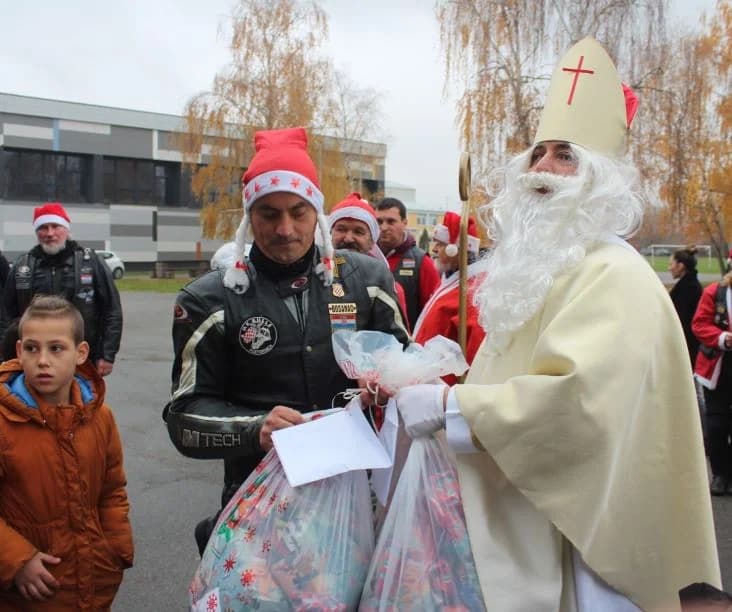 PLETERNIČKI MOTO KLUB „BULLS“: Školskoj djeci i predškolcima podijelili prigodne darove