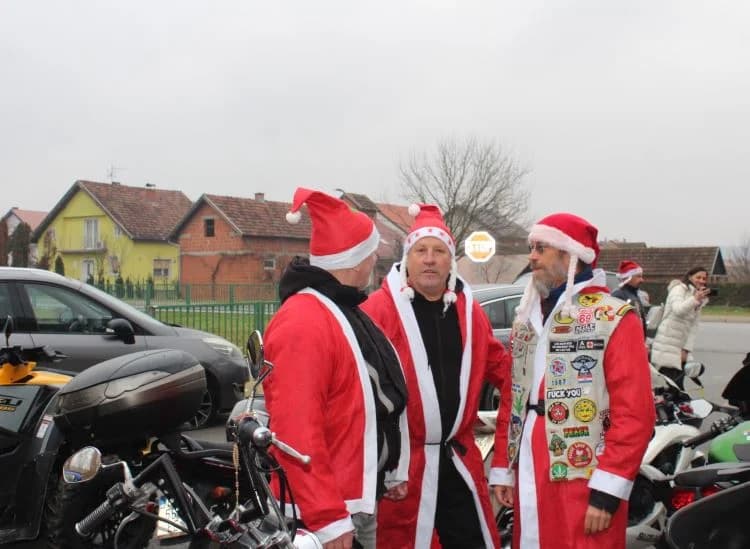 PLETERNIČKI MOTO KLUB „BULLS“: Školskoj djeci i predškolcima podijelili prigodne darove